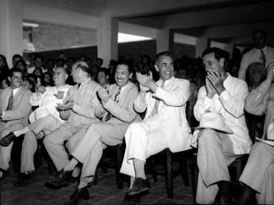 Miguel Alemán Valdés, Nazario Ortíz Garza y funcionarios aplaudiendo en un evento