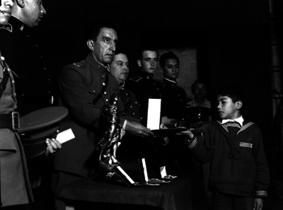 Pablo Macías Valenzuela y militares entregan medallas a niños durante ceremonia