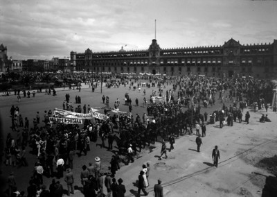 Mitin de trabajadores en el zócalo frente a Palacio Nacional