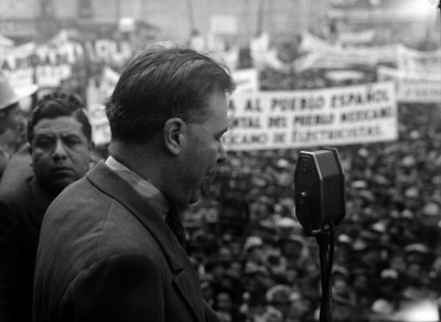 Plutarco Elías Calles acompañado de Emilio Portes Gil al pronunciar discurso