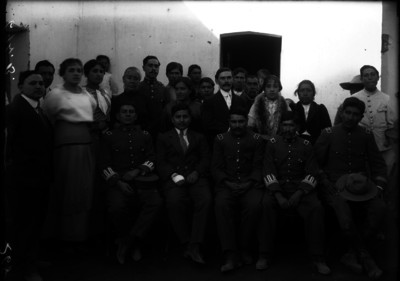 Militares con familiares, retrato de grupo