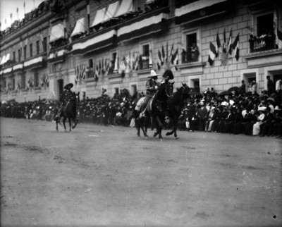 Rurales montan a caballo en un desfile frente a Palacio Nacional