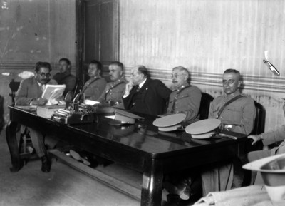 Civil lee documento a militares del consejo de guerra durante reunión en el Tribunal Superior de Justicia