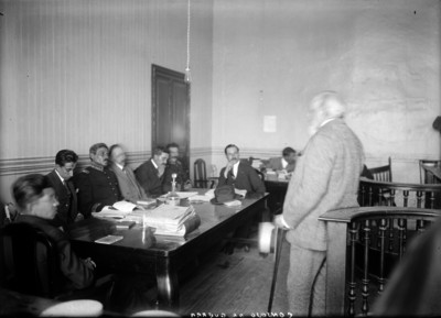 Miembros del consejo de guerra escuchan a civil durante juicio militar