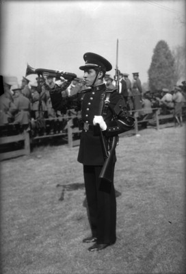 Cadete con el cornetín de órdenes