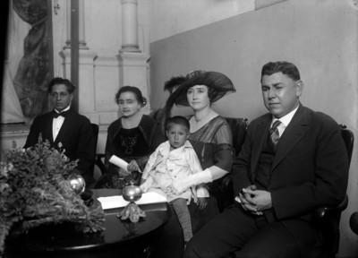 Adolfo de la Huerta con algunos familiares