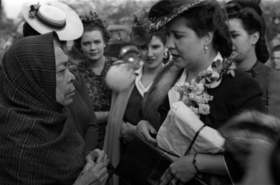 Soledad Orozco de Ávila Camacho hablando con una mujer damnificada