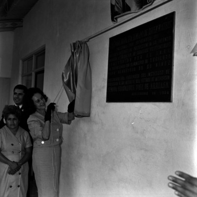 Eva Sámano de López Mateos develando la placa de un orfanatorio en Turicato