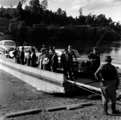 Eva Sámano de López Mateos y comitiva en un embarcadero al llegar a Osorno