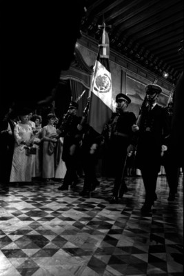 Escolta militar portando la bandera, en Palacio Nacional