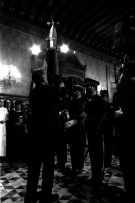 Gustavo Díaz Ordaz recibiendo la bandera, de manos de militares