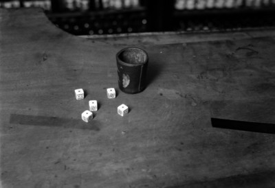 Juego de cubilete sobre una mesa