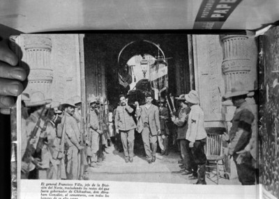 Francisco Villa y revolucionarios trasladan los restos de Abrahám González al panteón, reprografía bibliográfica