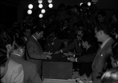 Miguel Alemán Valdés deposita su voto en la urna