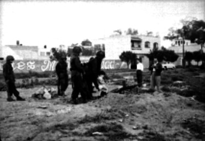 MIlitares limpiando un terreno baldío