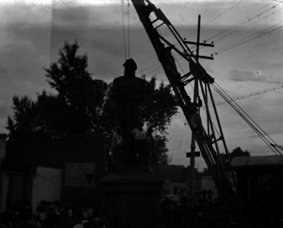 Trabajadores en el desensamblaje de escultura de uno de los Indios Verdes en su traslado de La Viga a Insurgentes