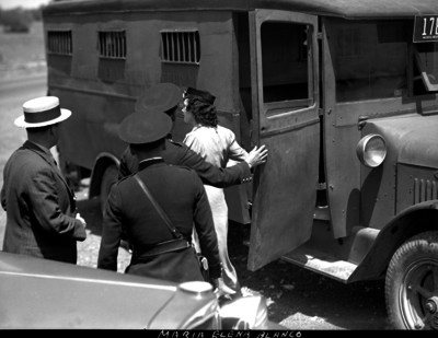 María Elena Blanco bajando de una unidad de policía