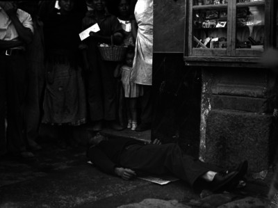 Curiosos observan el cadáver de un hombre