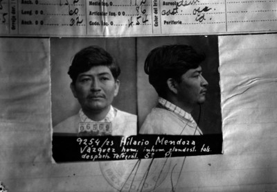 Retratos de frente y perfil en la ficha de identificación judicial del detenido Hilario Mendoza Vázquez, reprografía