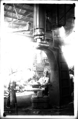 Trabajadores laborando en una fundidora de metal