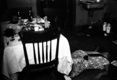 Cadáver de una mujer en una habitación