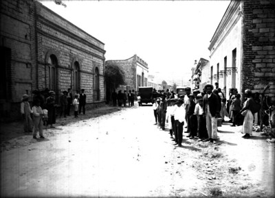Agentes del ministerio público realizando averiguaciones en la calle