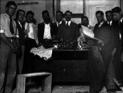 Miembros del Ministerio Público junto a cráneos y huesos asociados a un homicidio en una oficina