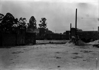 Albañiles trabajan en la pavimentación de una calle