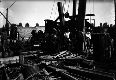 Trabajadores laboran en la perforación de un pozo artesiano