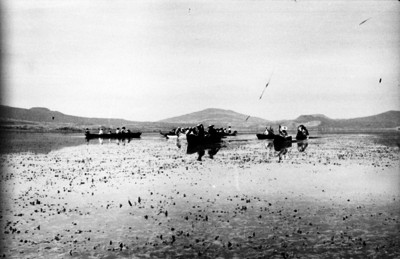 Pescadores remando en canoas en el Lago de Janitzio