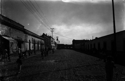 Vida cotidiana en una calle recién empedrada