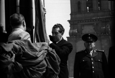 Adolfo López Materos, funcionarios y militares durante un homenaje a la bandera en la Zócalo