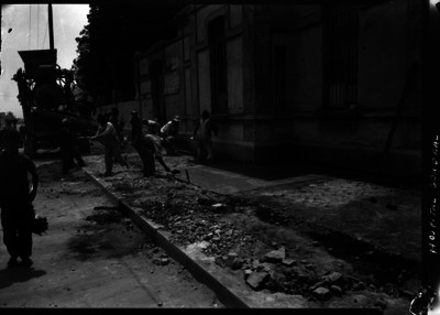 Trabajadores constuyen una banqueta frente al "Hospital General"