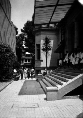 Maestros y alumnos durante ceremonia en el patio de una escuela