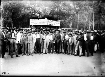 Trabajadores en una manifestación en contra del alza de precios de las refacciones y llantas