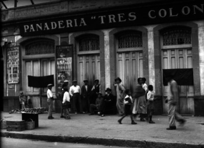 Panaderos en huelga fuera de la panadería Tres Colon...