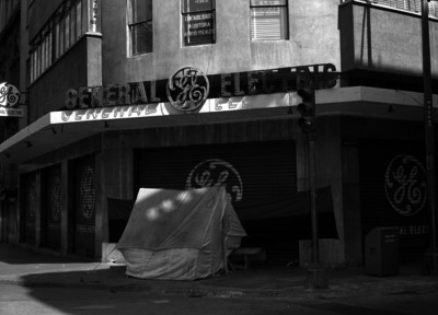 Campamento de trabajadores frente a la General Electric durante una huelga