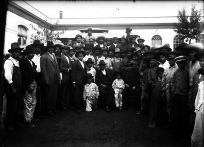 Obreros y campesinos en el patio de una hacienda?, retrato de grupo