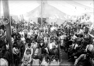 Obreros y campesinos durante una asamblea