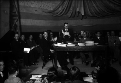 Líderes sindicales presidiendo una asamblea