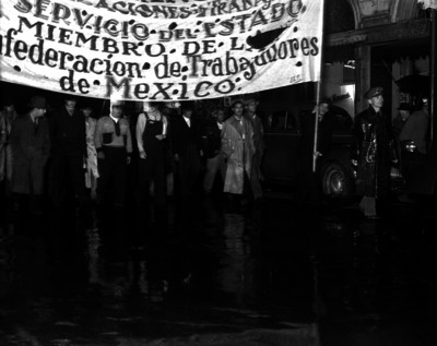 Miembros de la Federación de Trabajadores de México manifestandose por una calle
