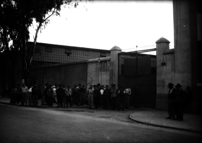 Trabajadores fuera de una fábrica durante una huelga