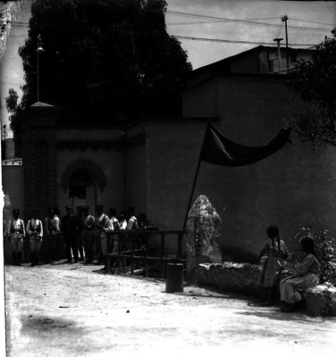 Policías resguardando la entrada de una fábrica en huelga