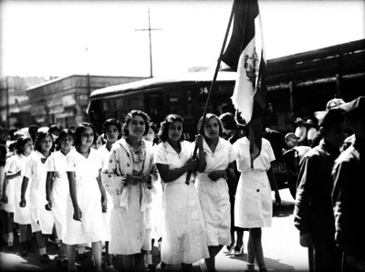 Mujeres defilando