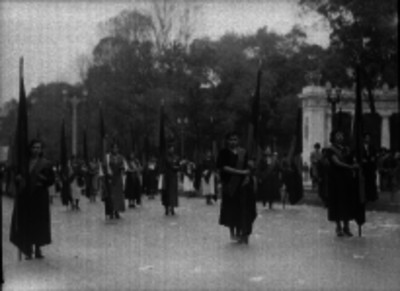 Desfile de obreros pasando frente al hemiciclo a Juárez