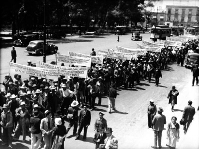 Manifestación de obreros en protesta de adhesiones