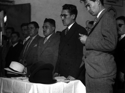 Líderes obreros en una asamblea