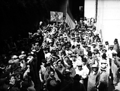 Trabajadores en huelga durante un mitin