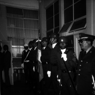 Escolta militar portando el lavaro patrio en la XV convención ordinaria de petroleros