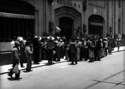Trabajadores de Teléfonos de México en una calle, durante la huelga de teléfonos de México